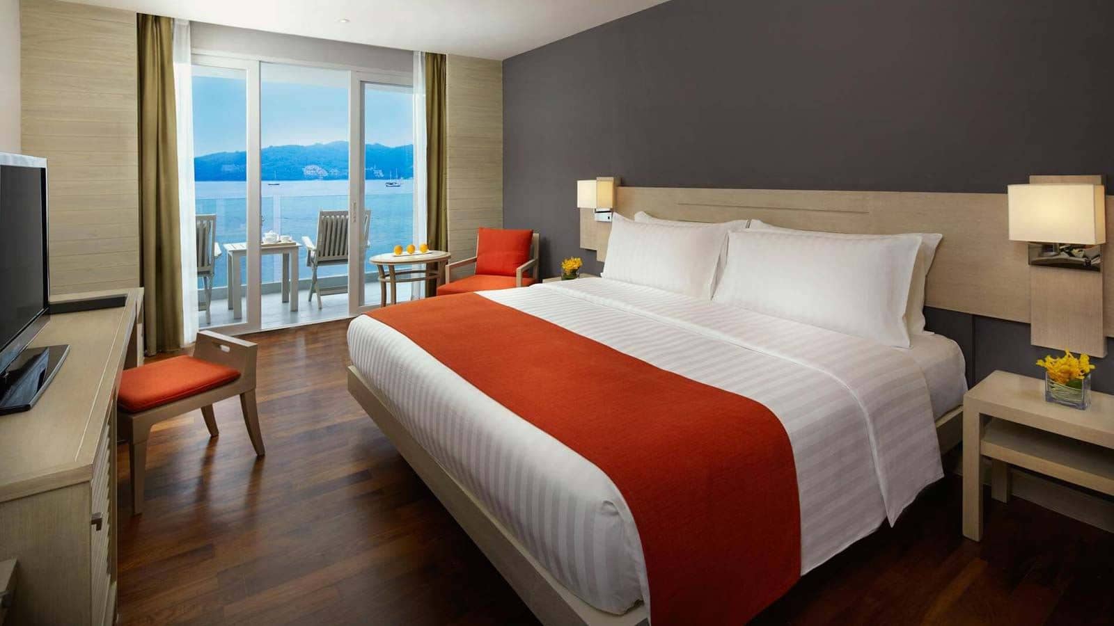 rooms-superior-ocean-front-balcony