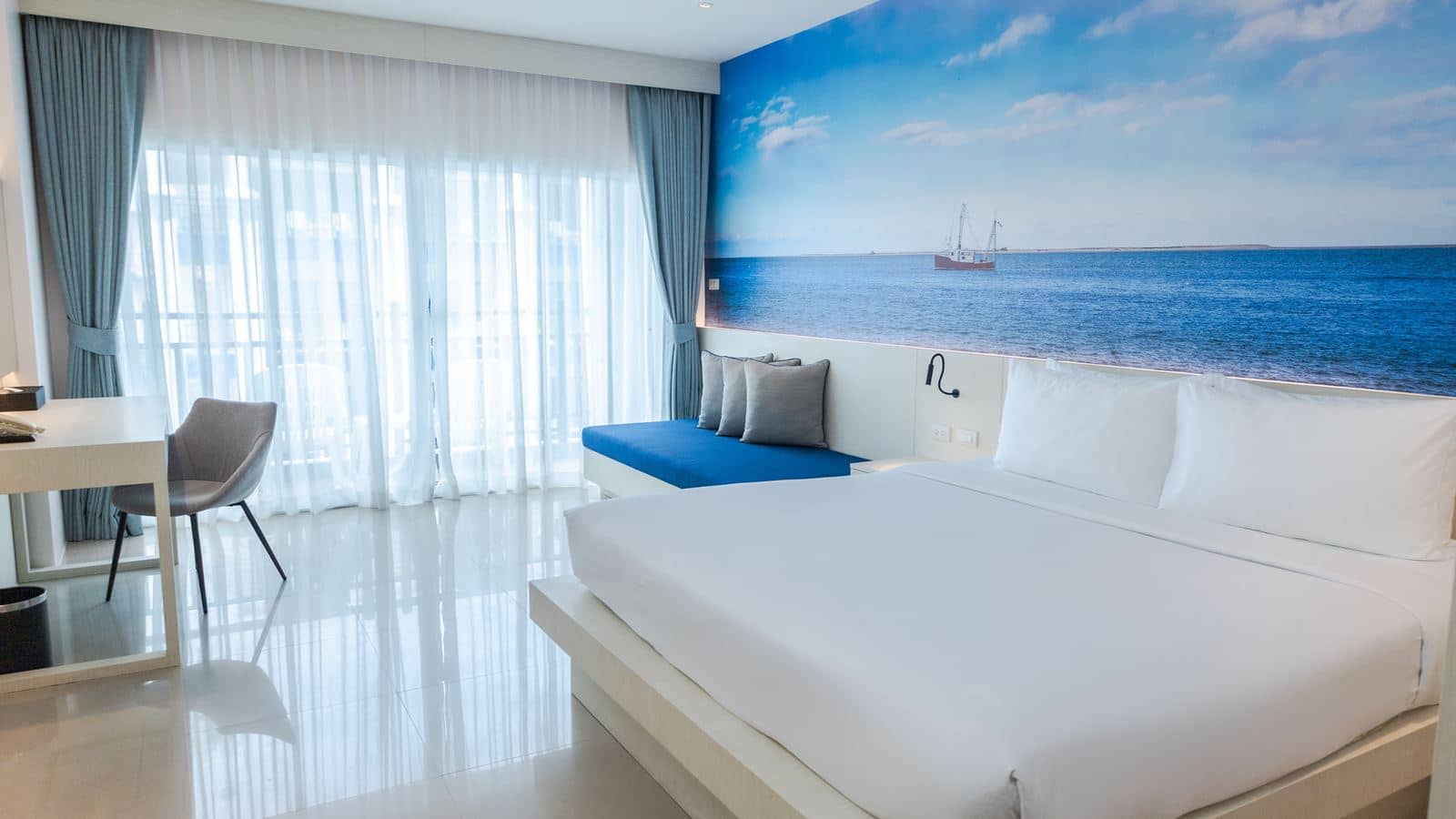 rooms-deluxe-renovated-pool-view