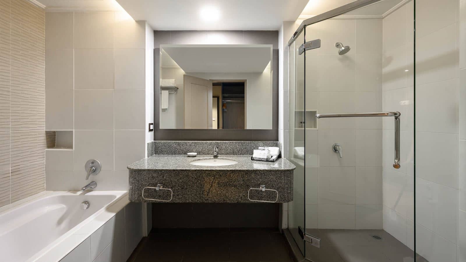 rooms-deluxe-pool-side