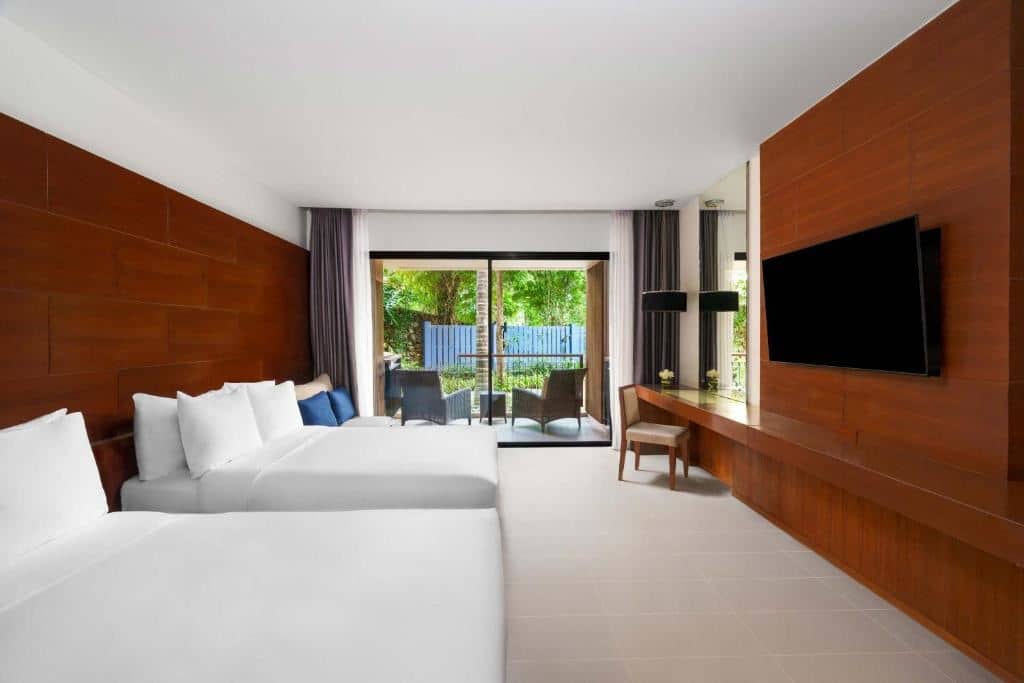 rooms-family-room-garden-view