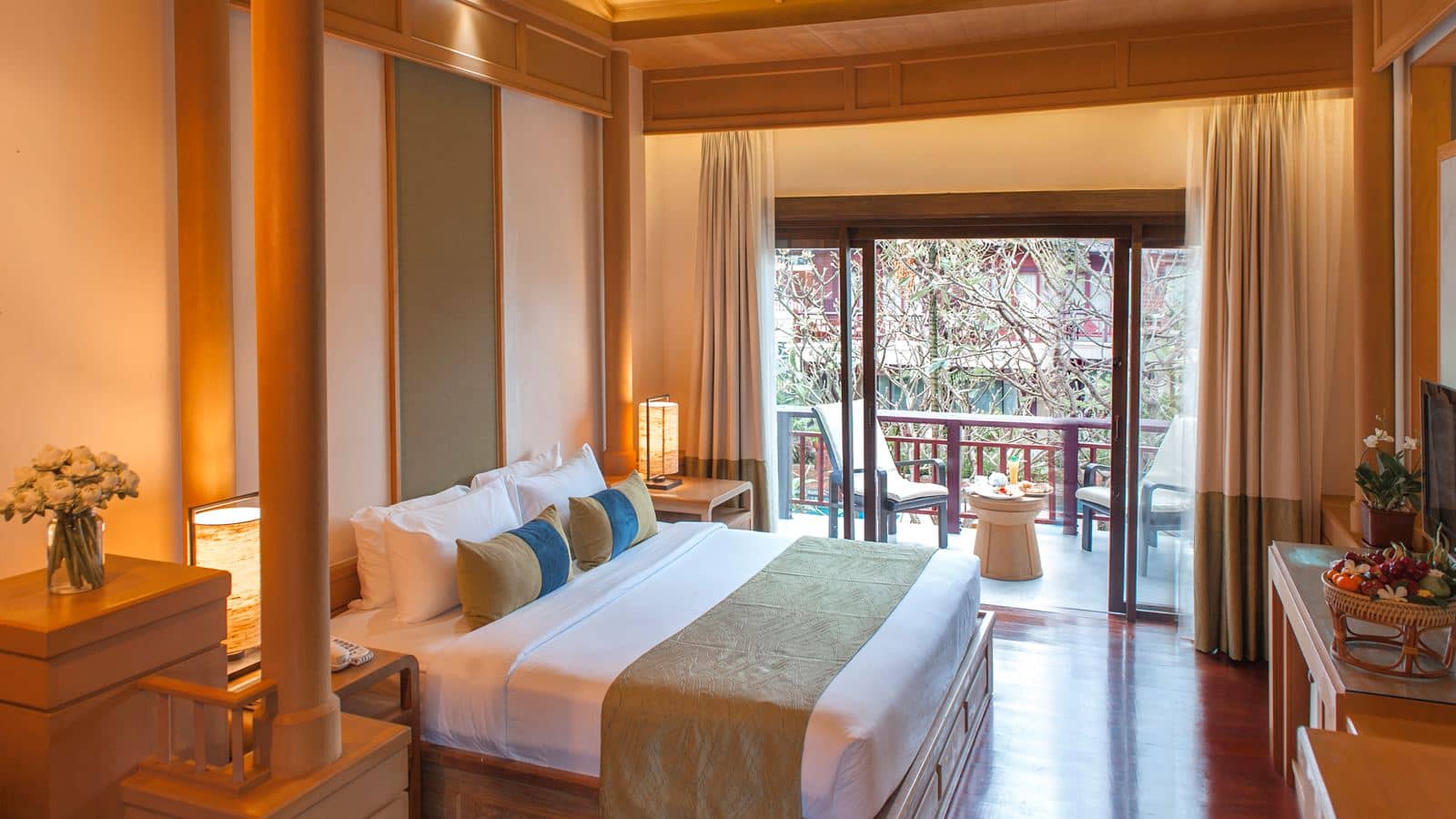rooms-deluxe-regency-pool-view-room