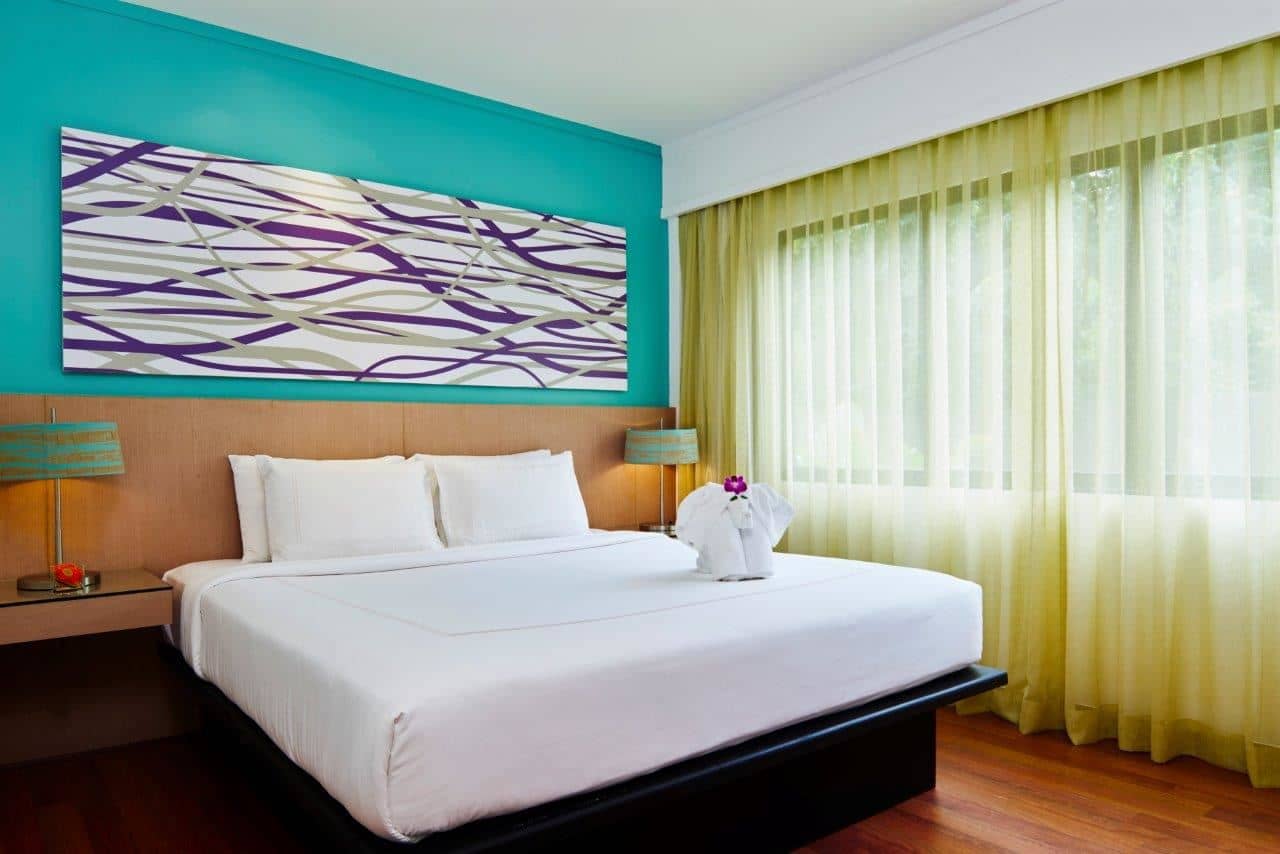 rooms-one-bedroom-suite-with-terrace-pool-view