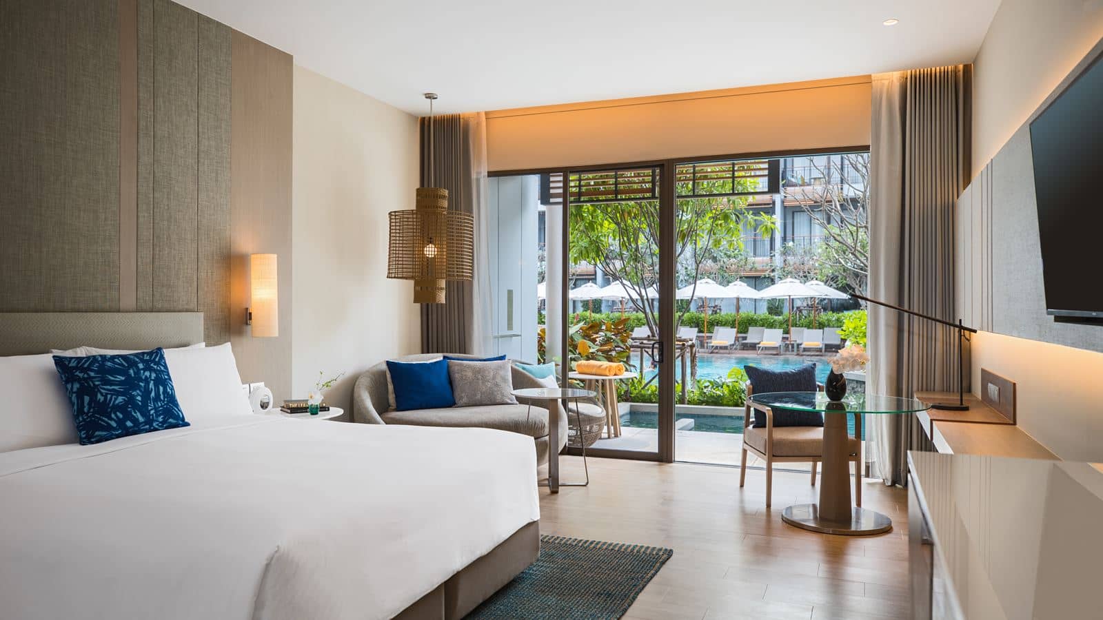 rooms-guestroom-pool-access