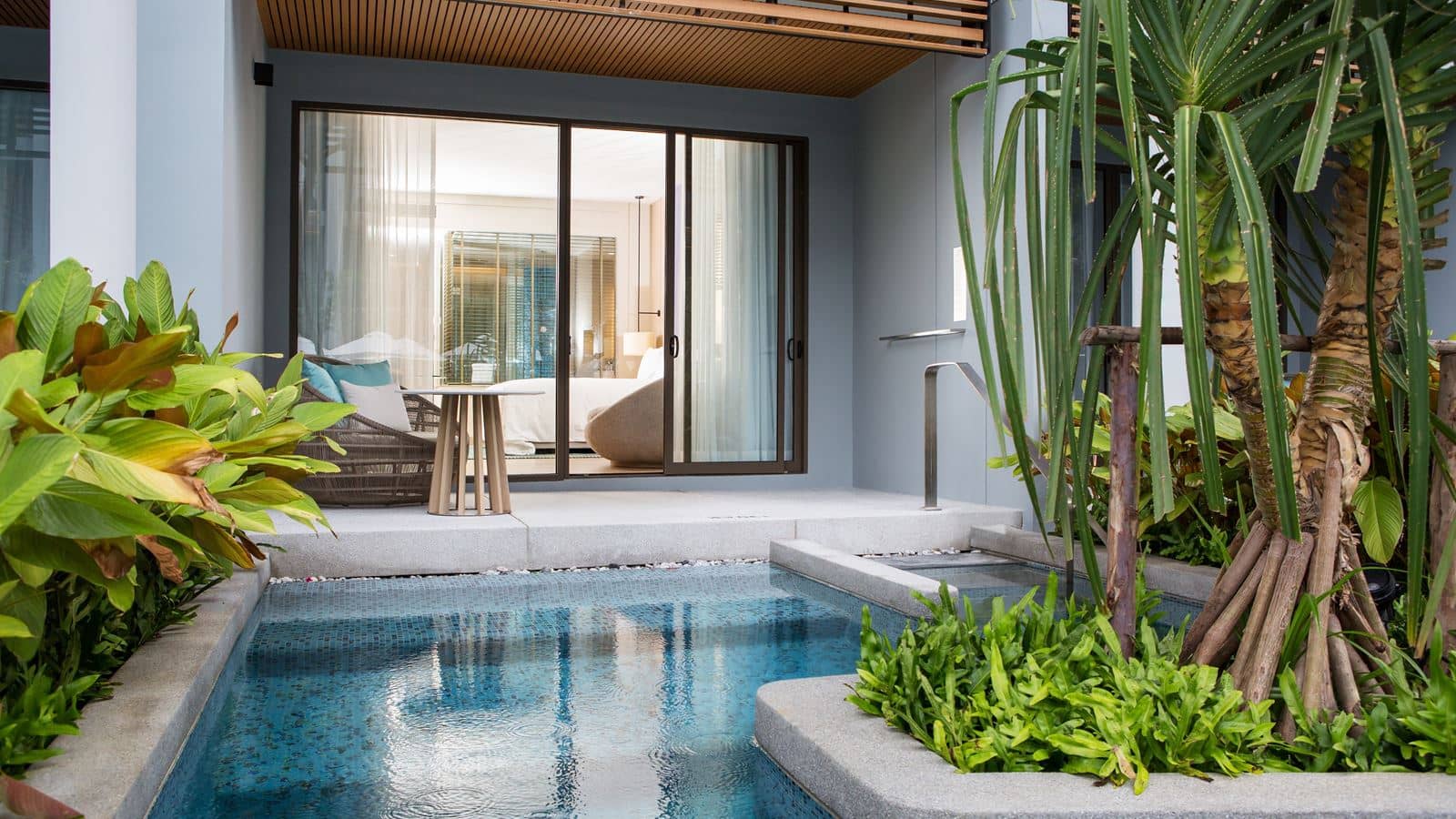 rooms-guestroom-pool-access