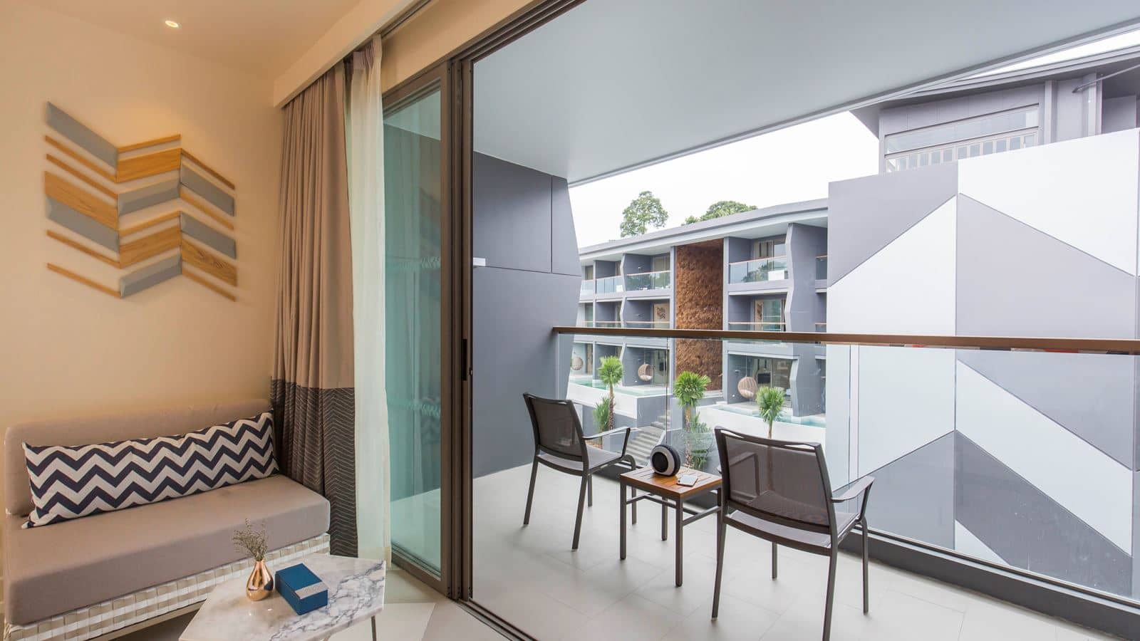 rooms-sis-over-the-stella-pool
