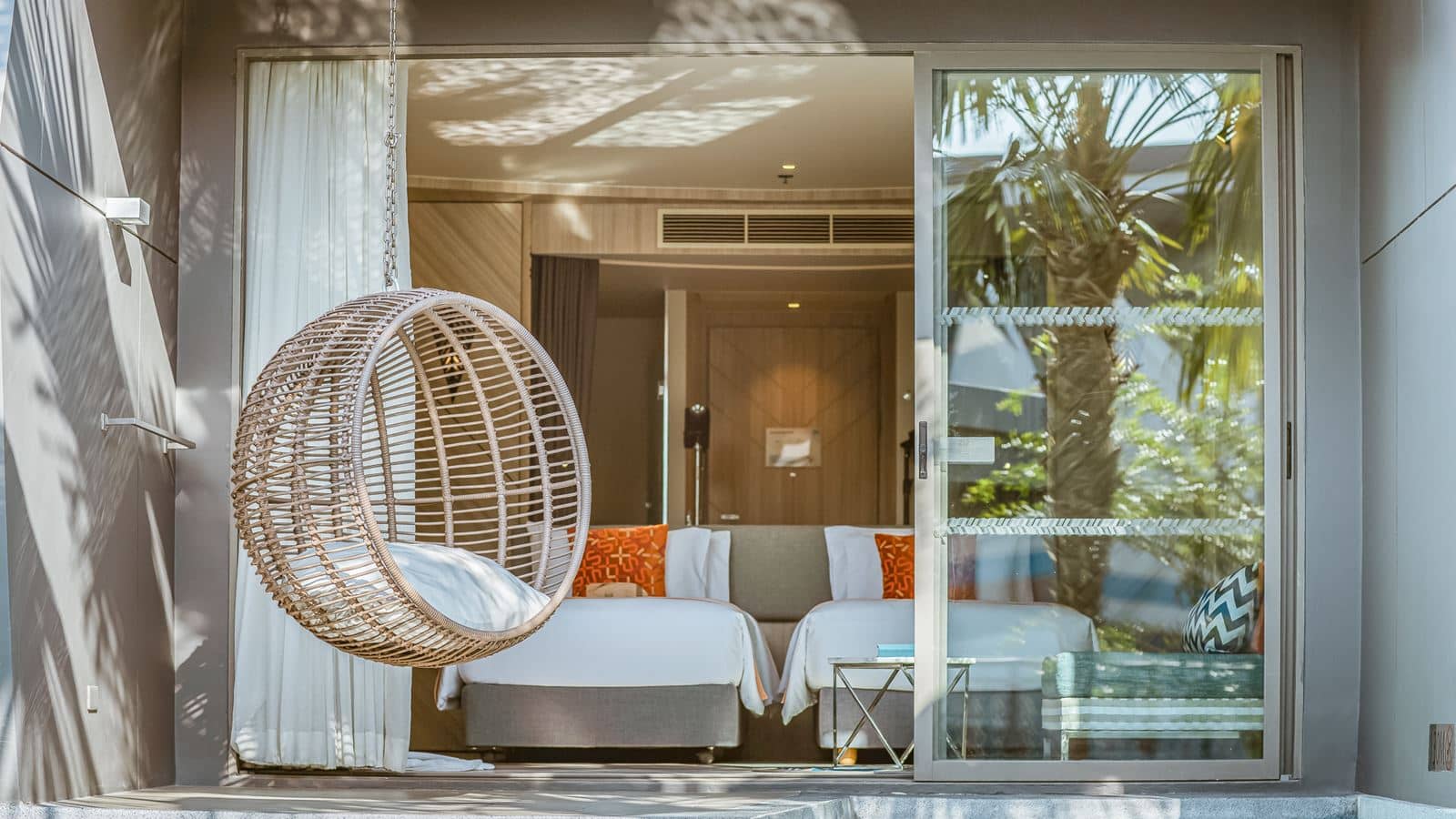 rooms-sis-jacuzzi-pool