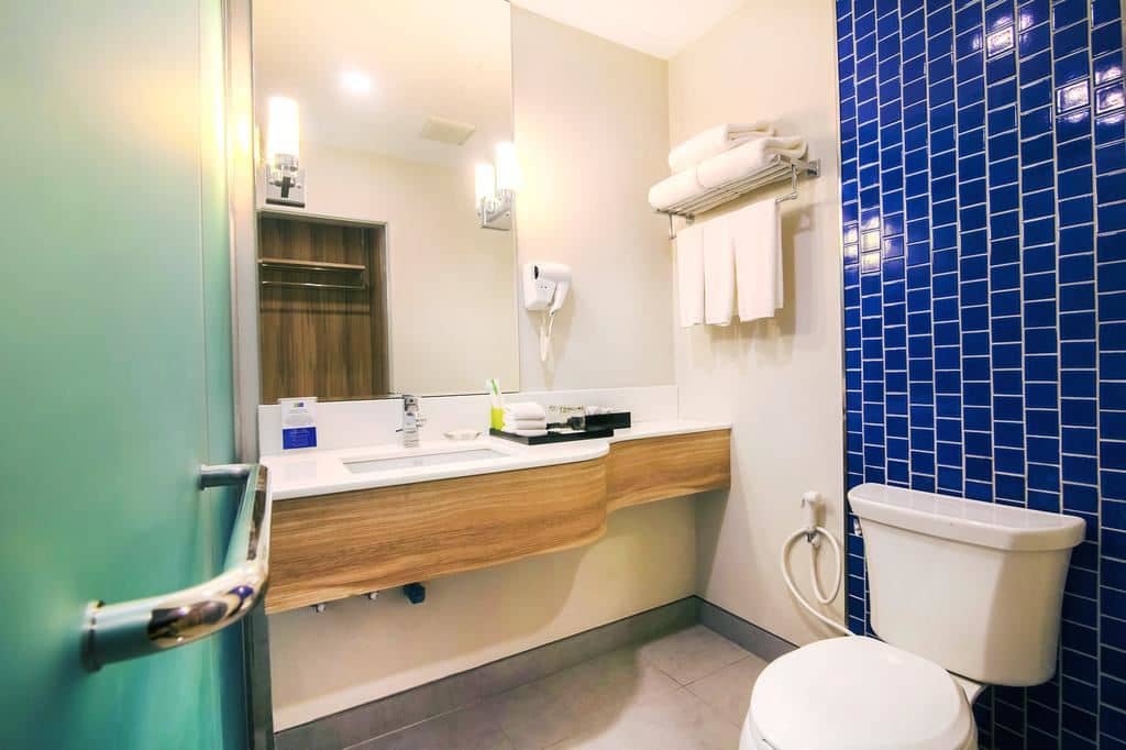 rooms-deluxe-pool-access-child-sharing-bed