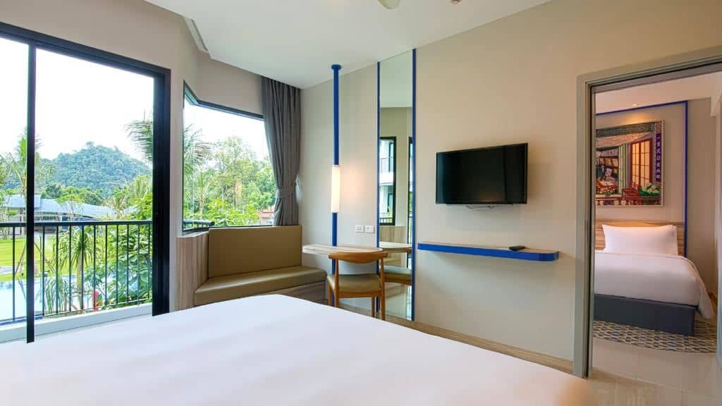 rooms-superior-pool-view-child-sharing-bed