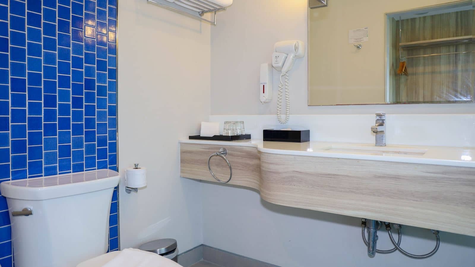 rooms-two-bedroom-family-pool-view-suite-child-sharing-bed