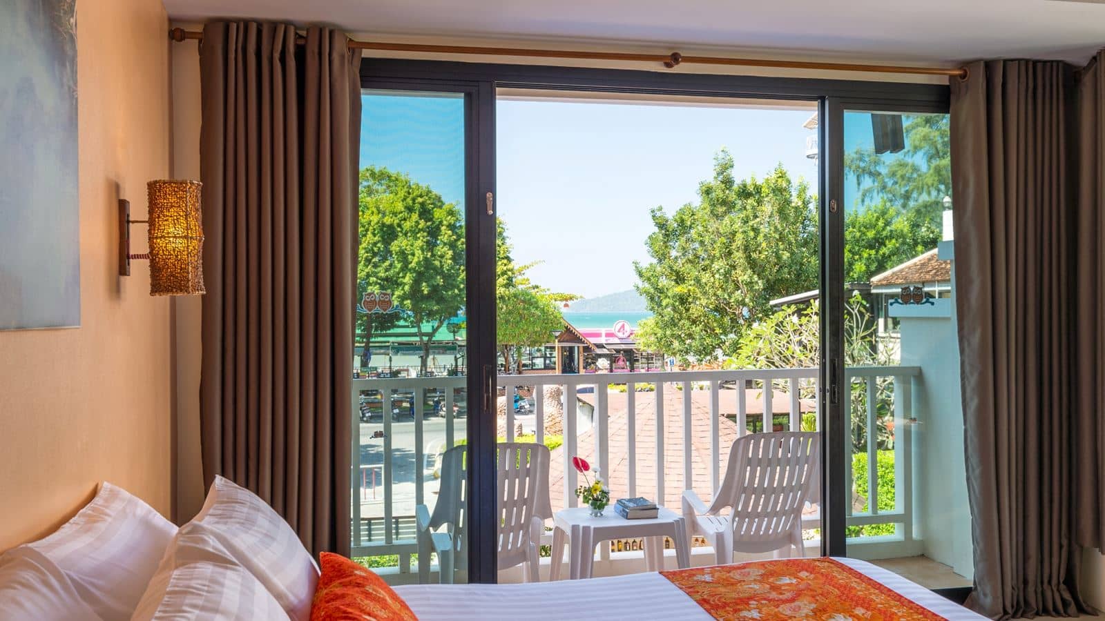 rooms-deluxe-room