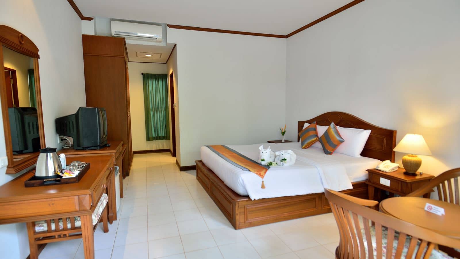 rooms-deluxe-room-building