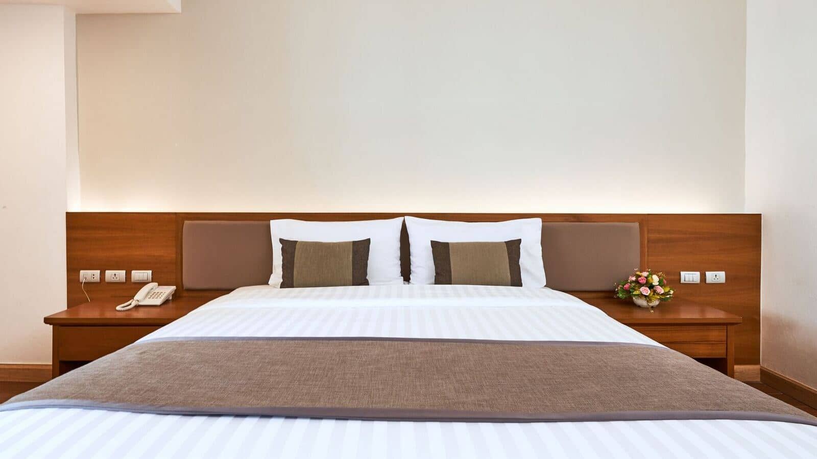 rooms-modern-superior-room