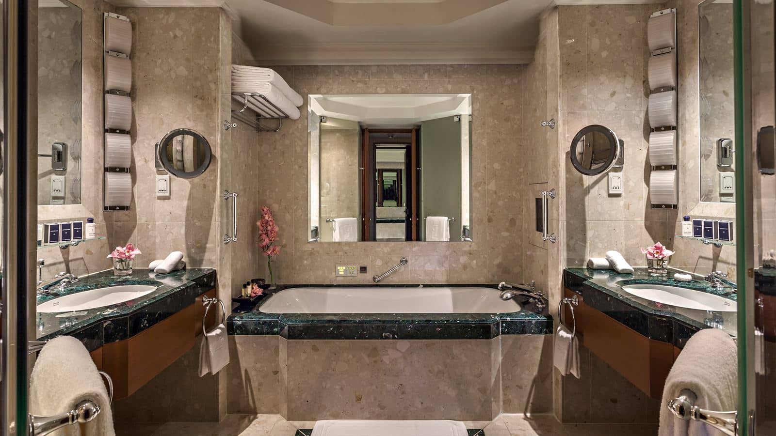 rooms-deluxe-suite