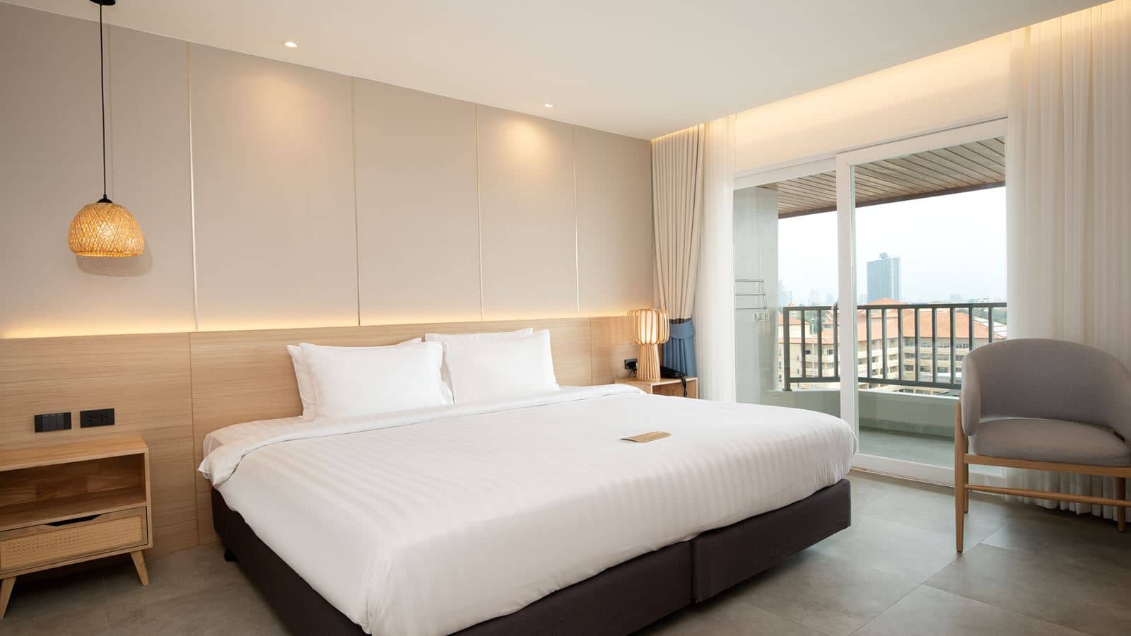 rooms-deluxe-city-view-room
