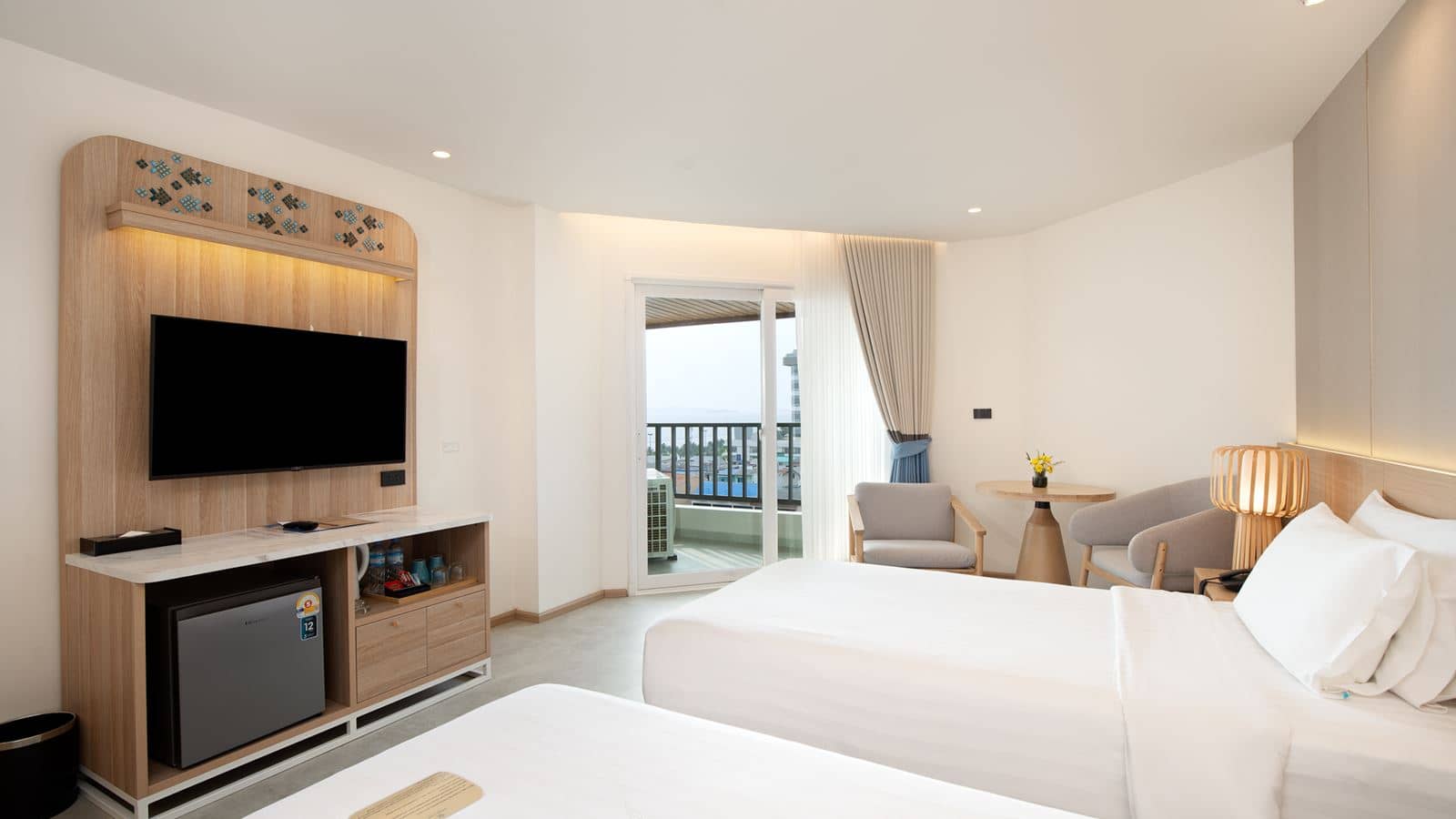 rooms-deluxe-pool-view-room