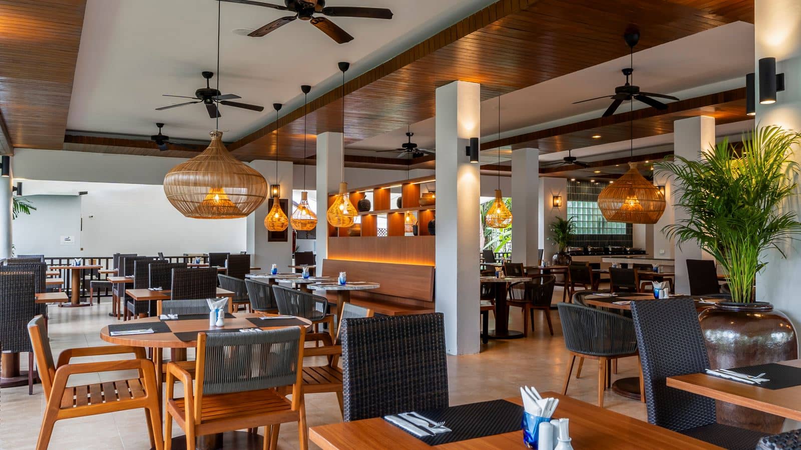 restaurants-restaurant-by-the-pool