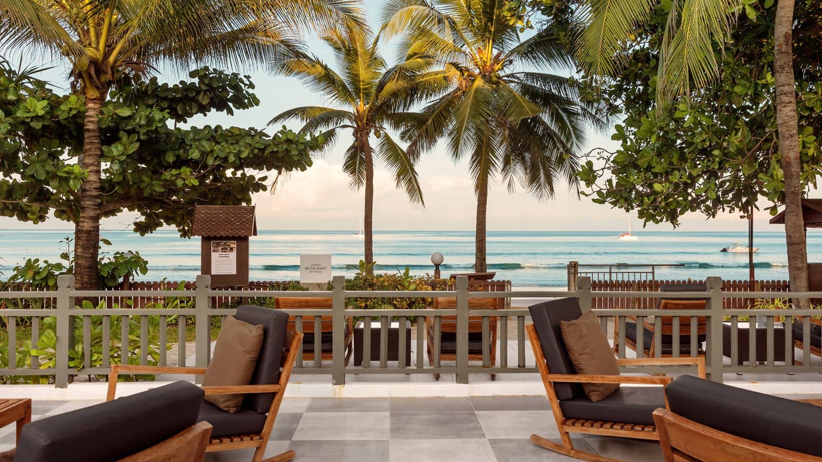 restaurants-restaurant-by-the-sea