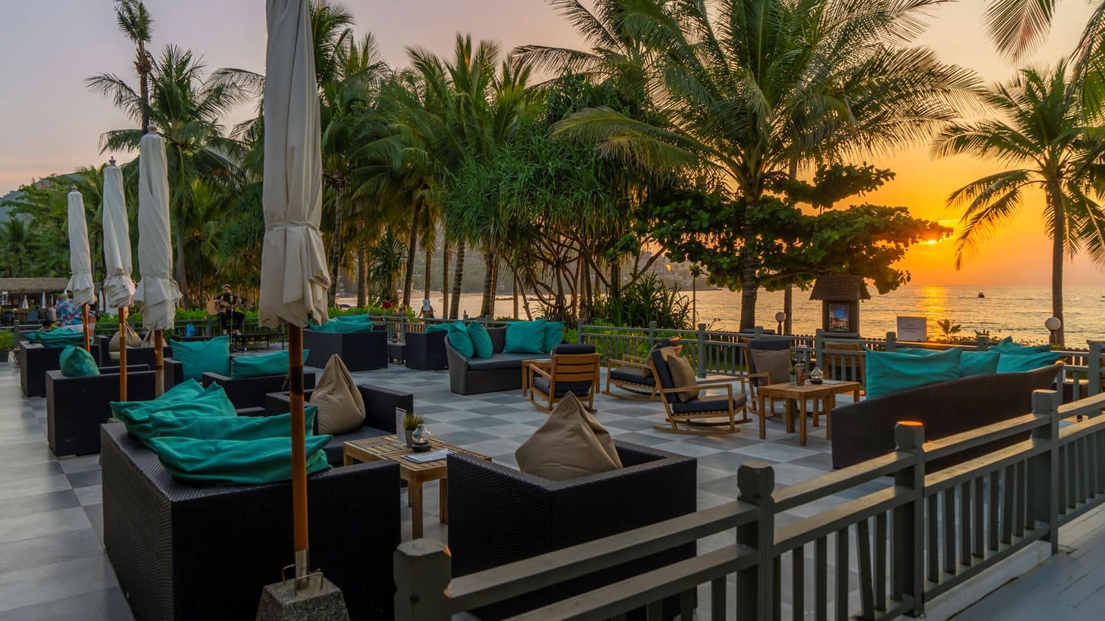 restaurants-restaurant-by-the-sea