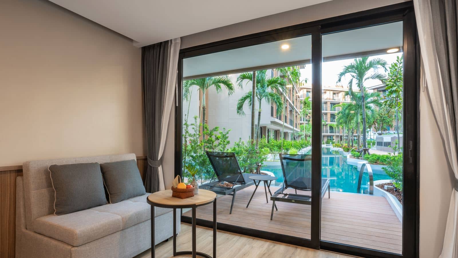rooms-flora-pool-access