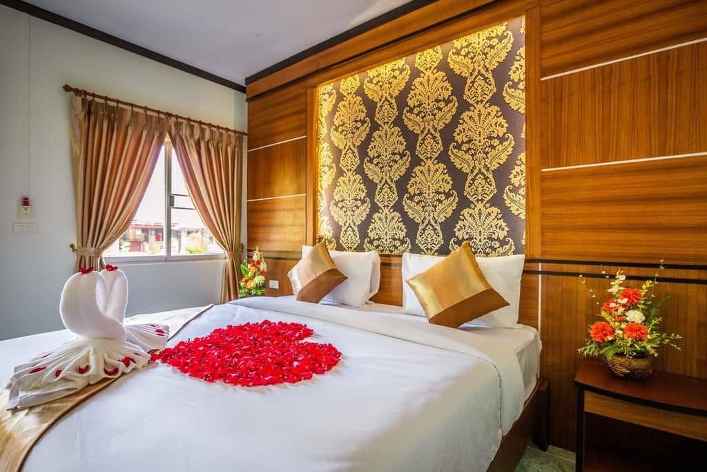 rooms-deluxe-bungalow