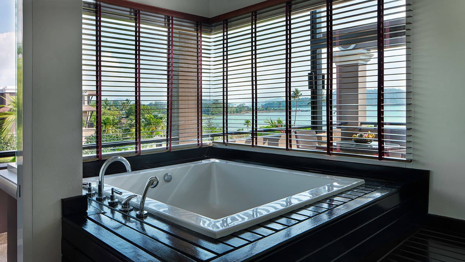 rooms-deluxe-suite