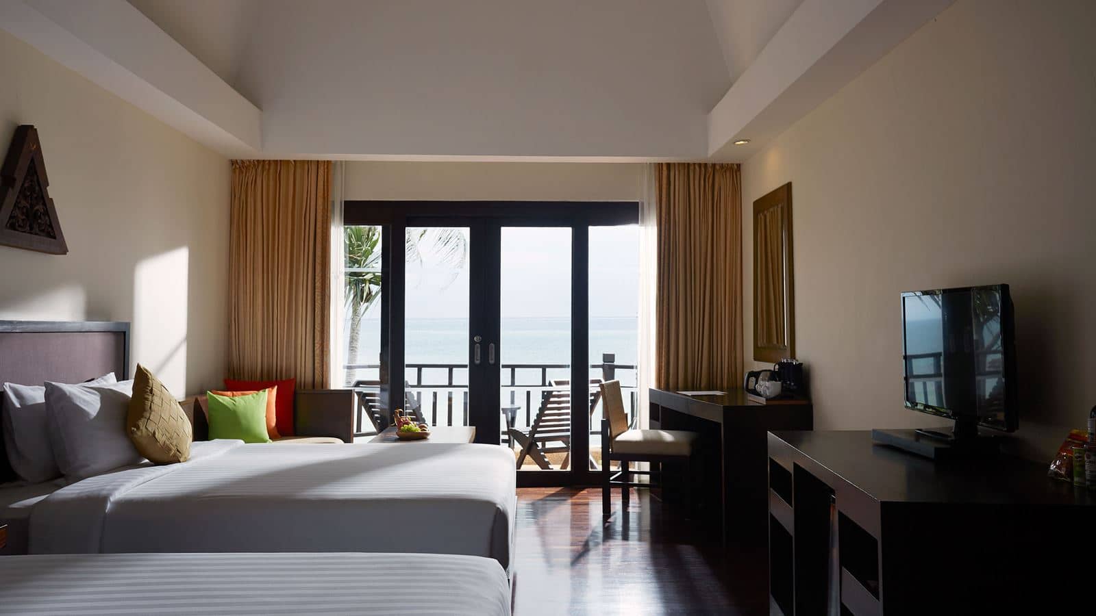 rooms-pond-room