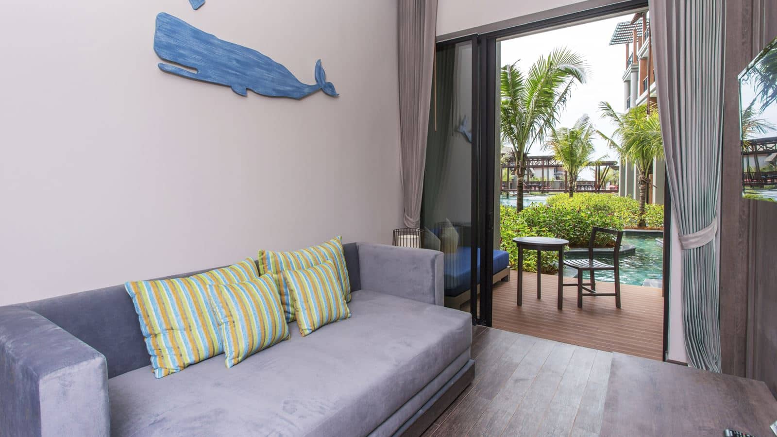 rooms-deluxe-suite-pool-access-jacuzzi