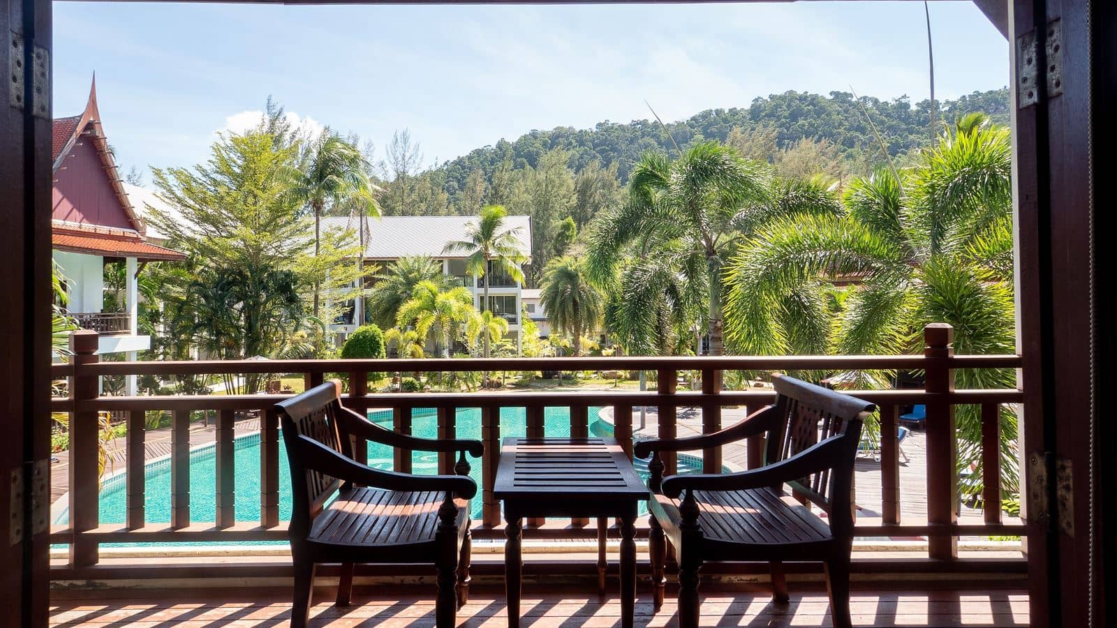 rooms-pool-view-suite
