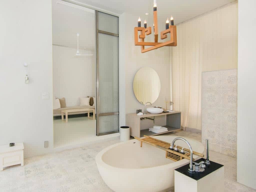 rooms-deluxe-balcony