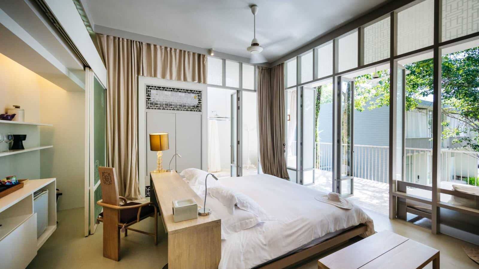 rooms-deluxe-balcony