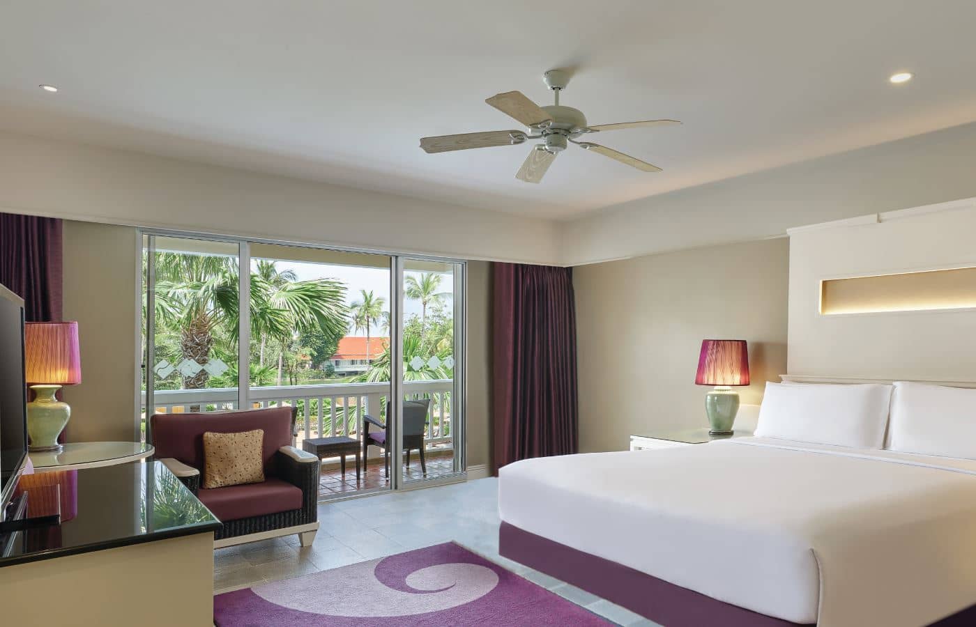 rooms-laguna-pool-view-king-room