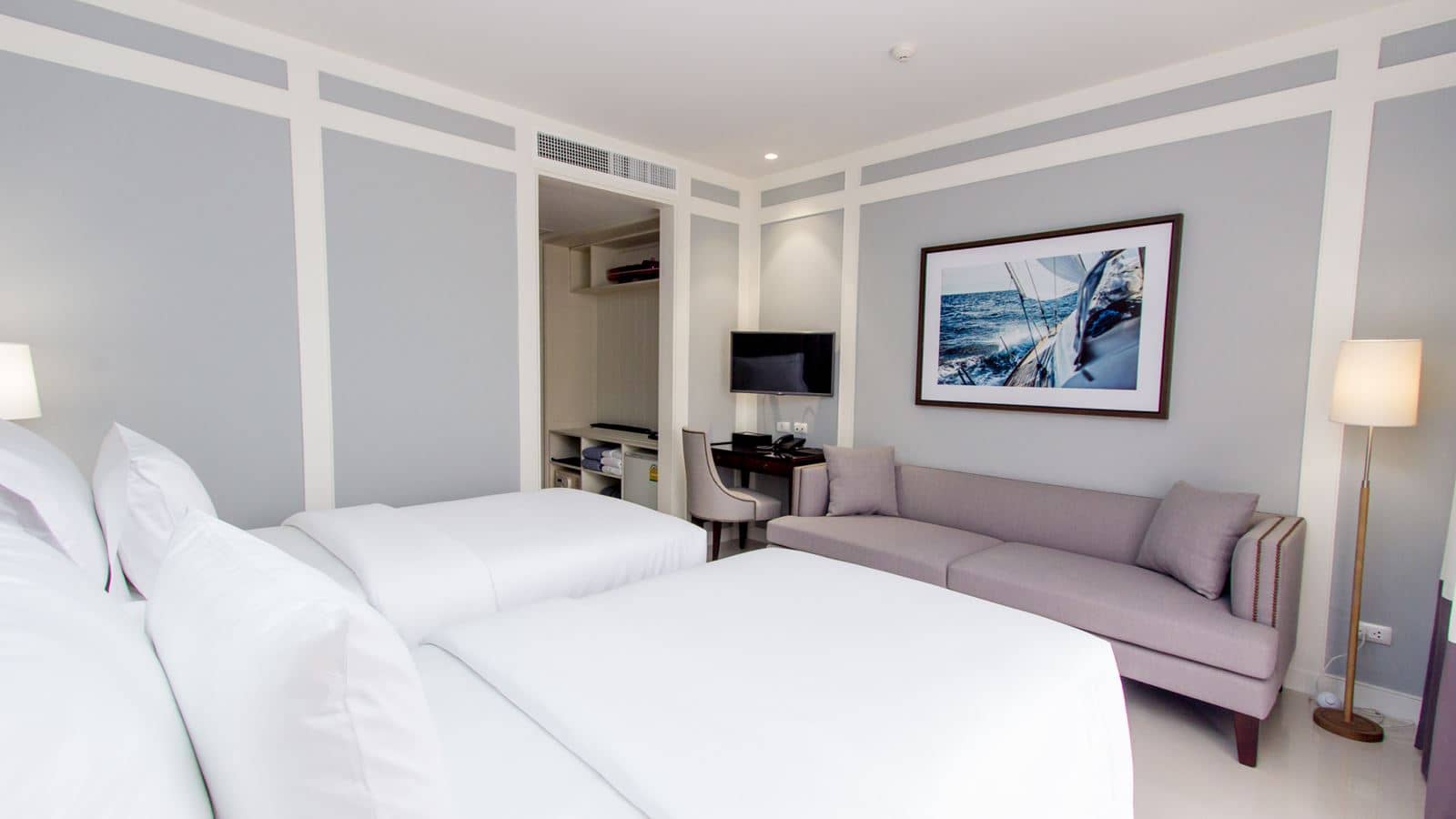 rooms-deluxe-with-balcony