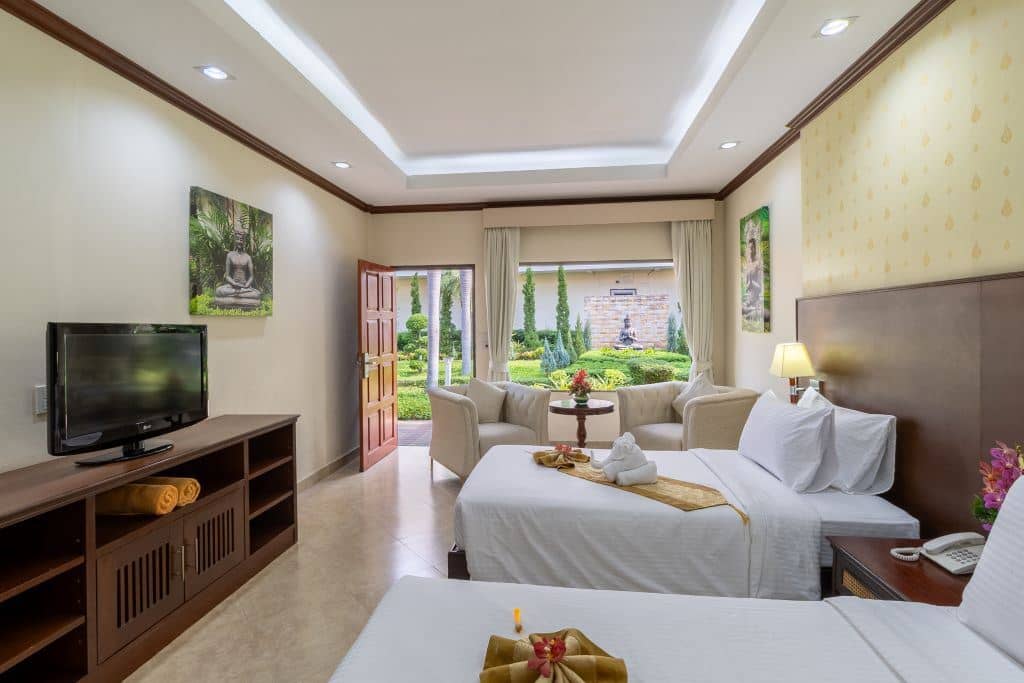 rooms-deluxe-hotel-room-garden-view