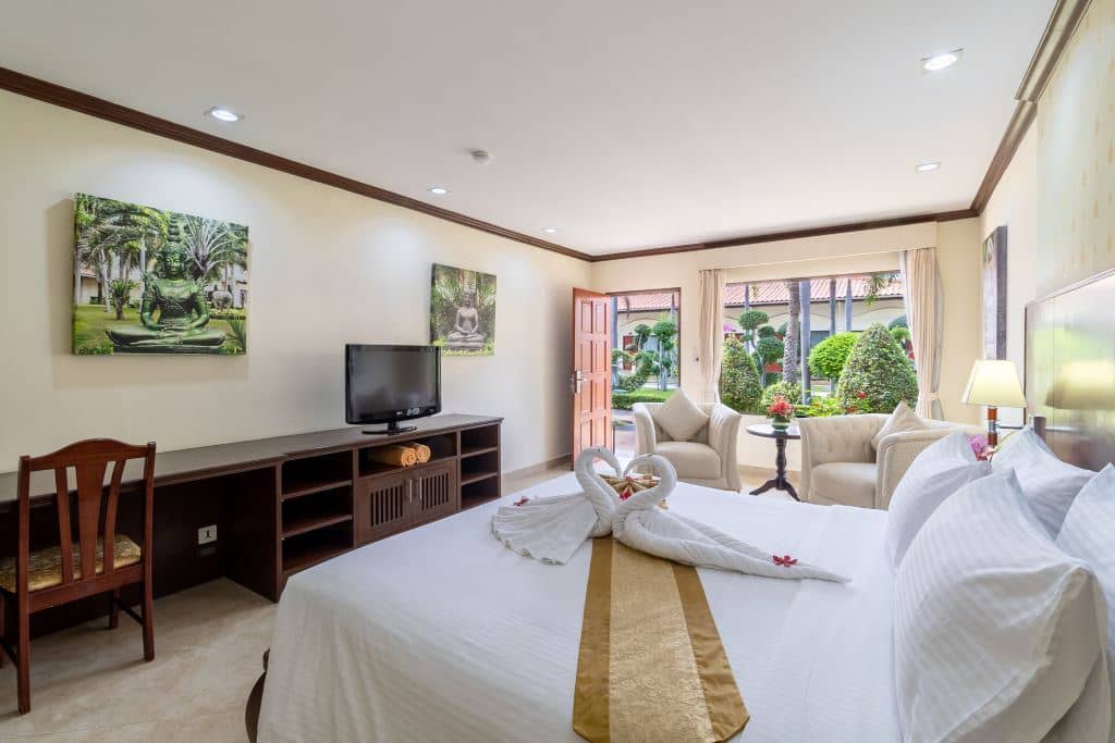 rooms-deluxe-hotel-room-garden-view