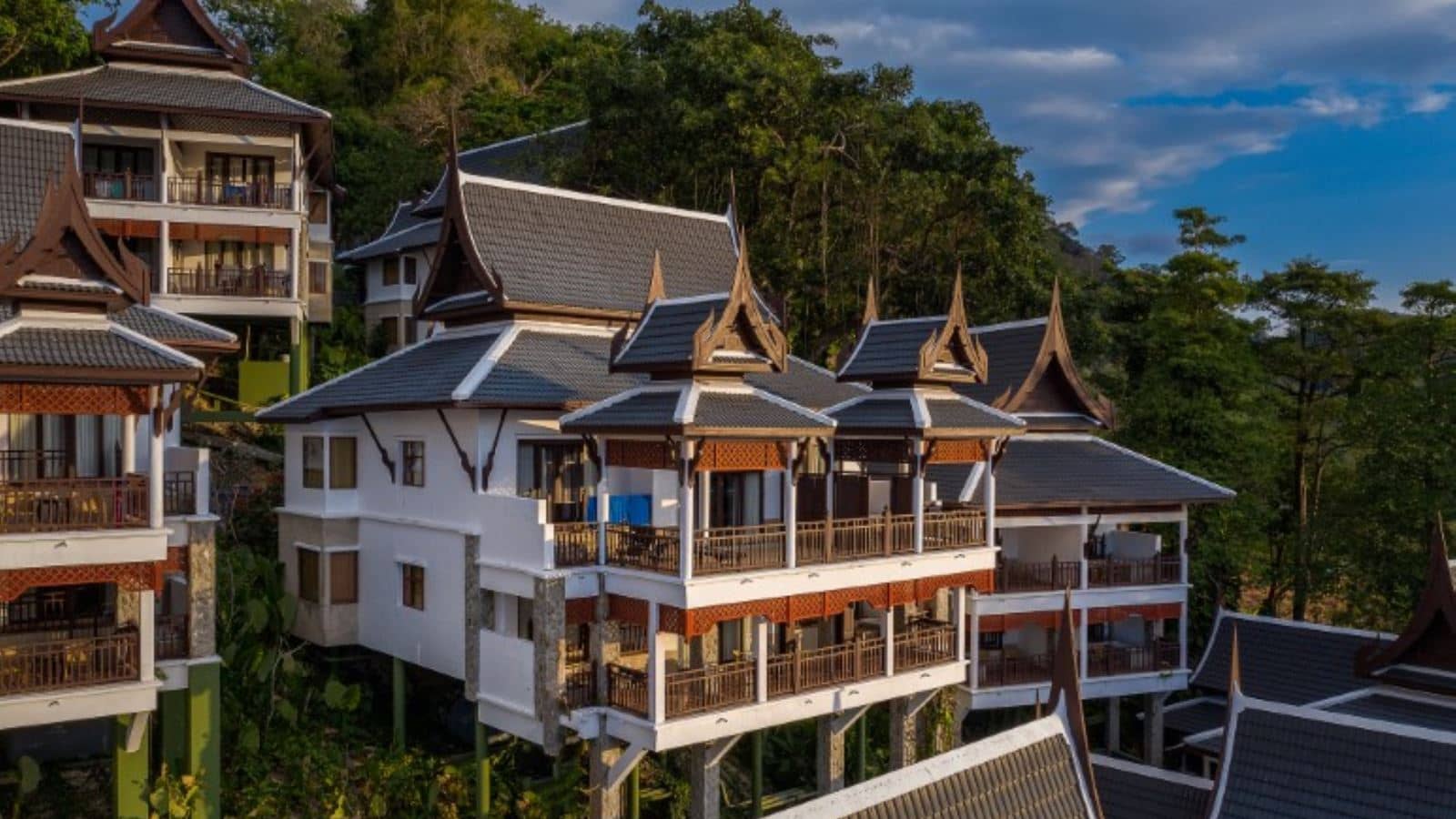 rooms-2-bedroom-hillside-suite-with-terrace-bathtub