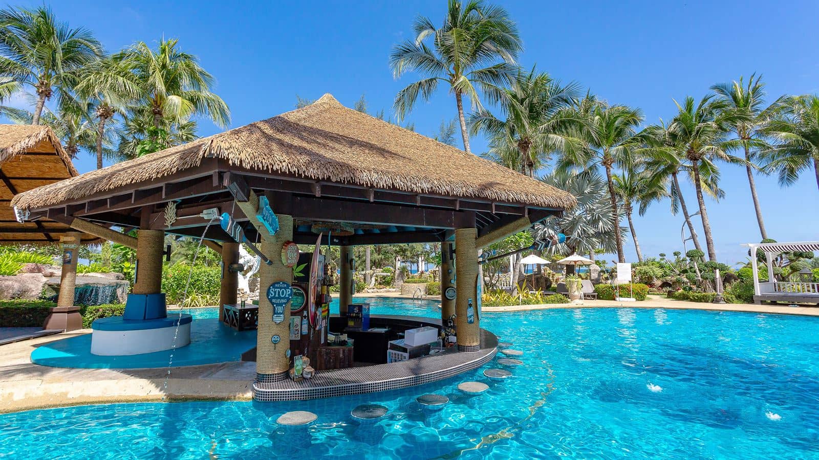 restaurants-chaba-swimup-pool-bar