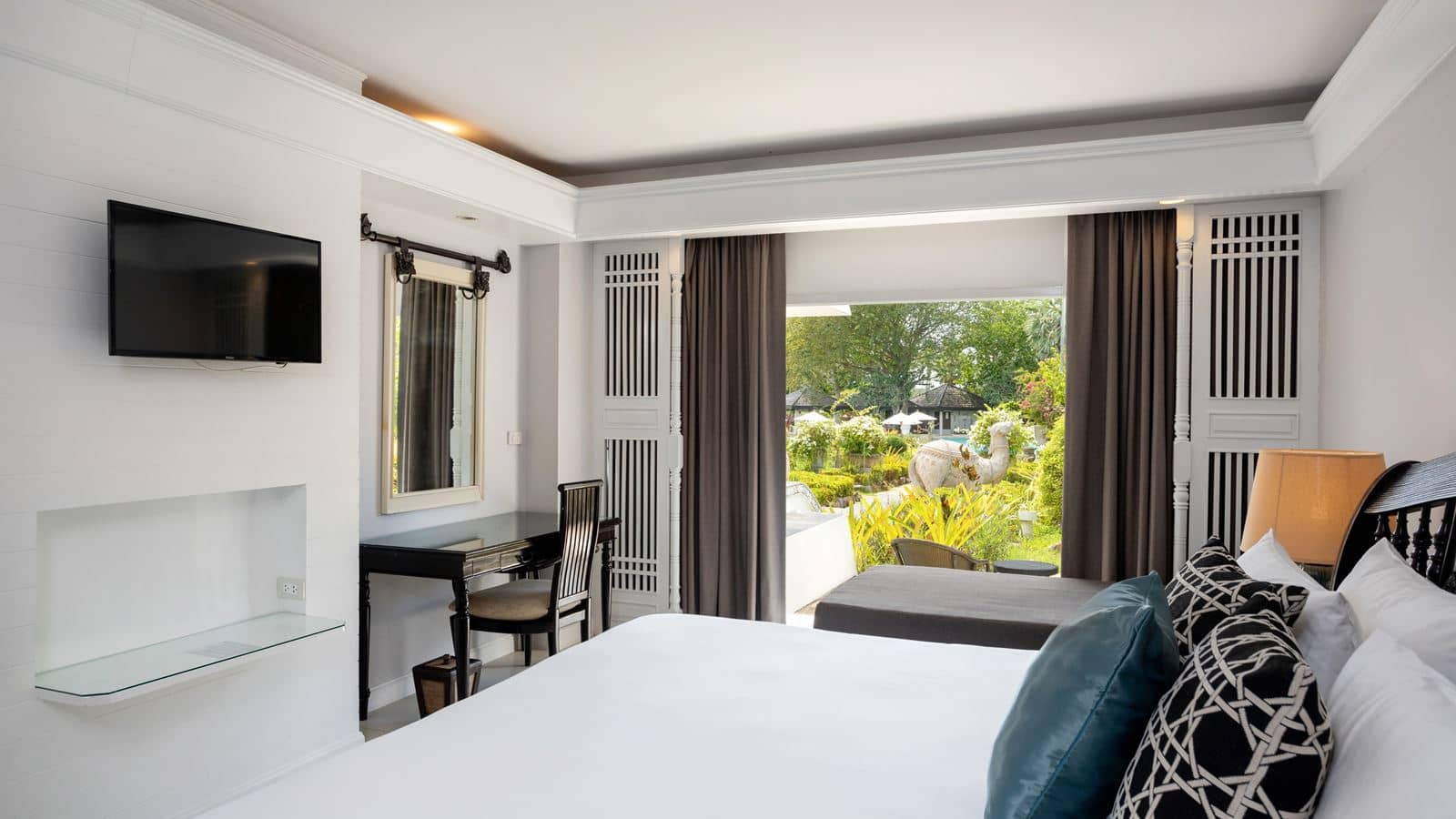 rooms-deluxe-terrace-garden-access