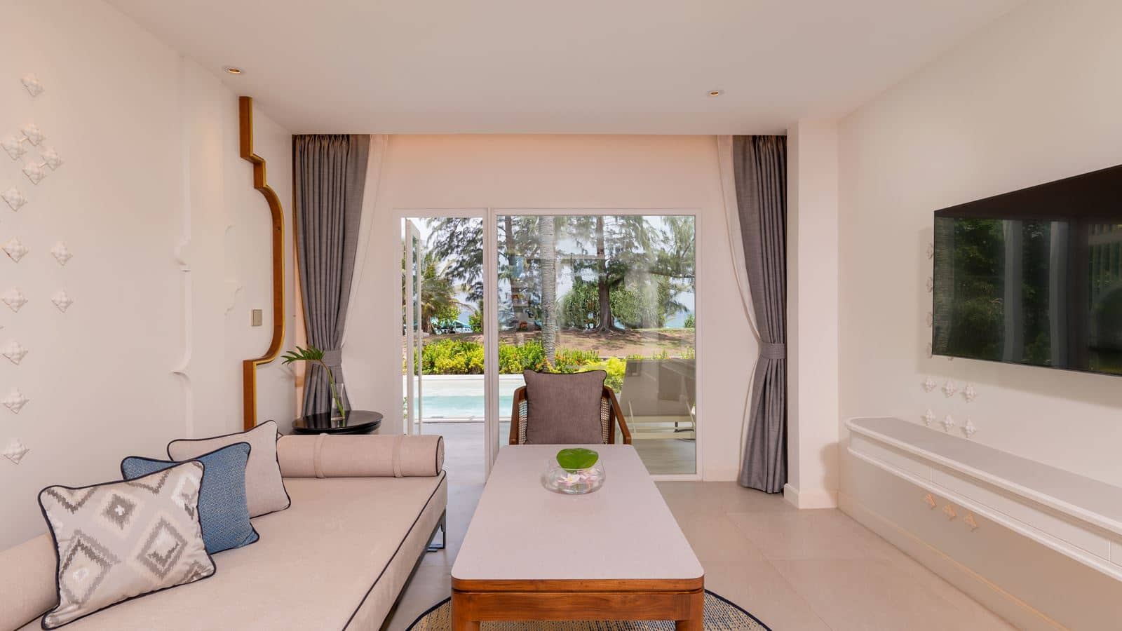 rooms-one-bedroom-lagoon-pool-access-suites
