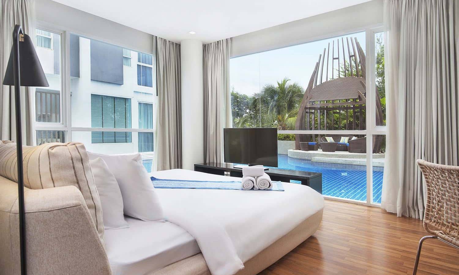 rooms-2-bedroom-corner-suite-pool-access
