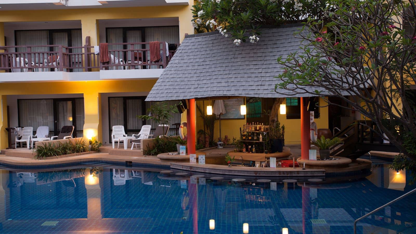 bars-sanook-pool-bar--swim--up-pool-bar