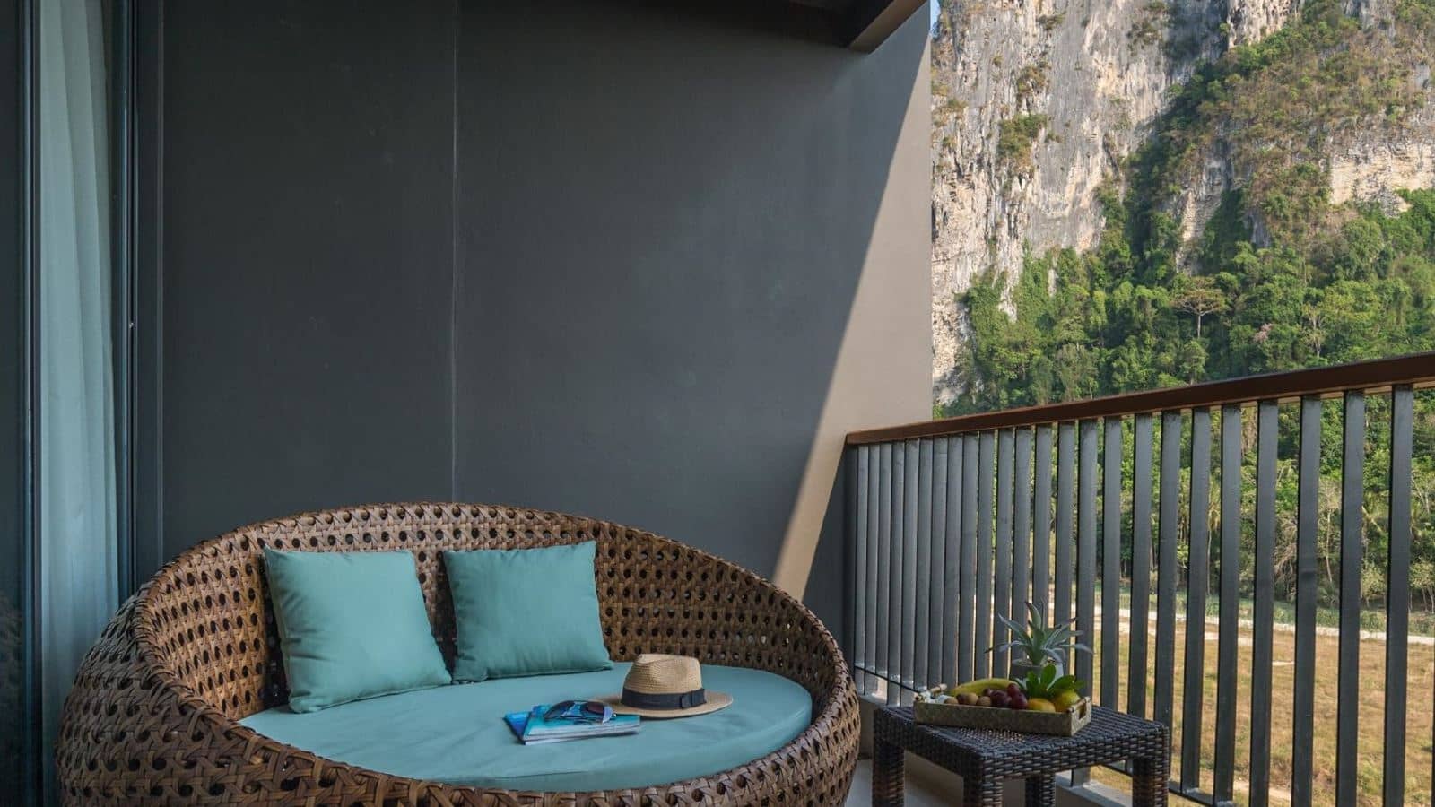 rooms-deluxe-cliff-view-room