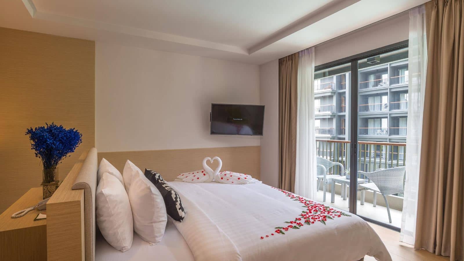 rooms-deluxe-premier-pool-view-room