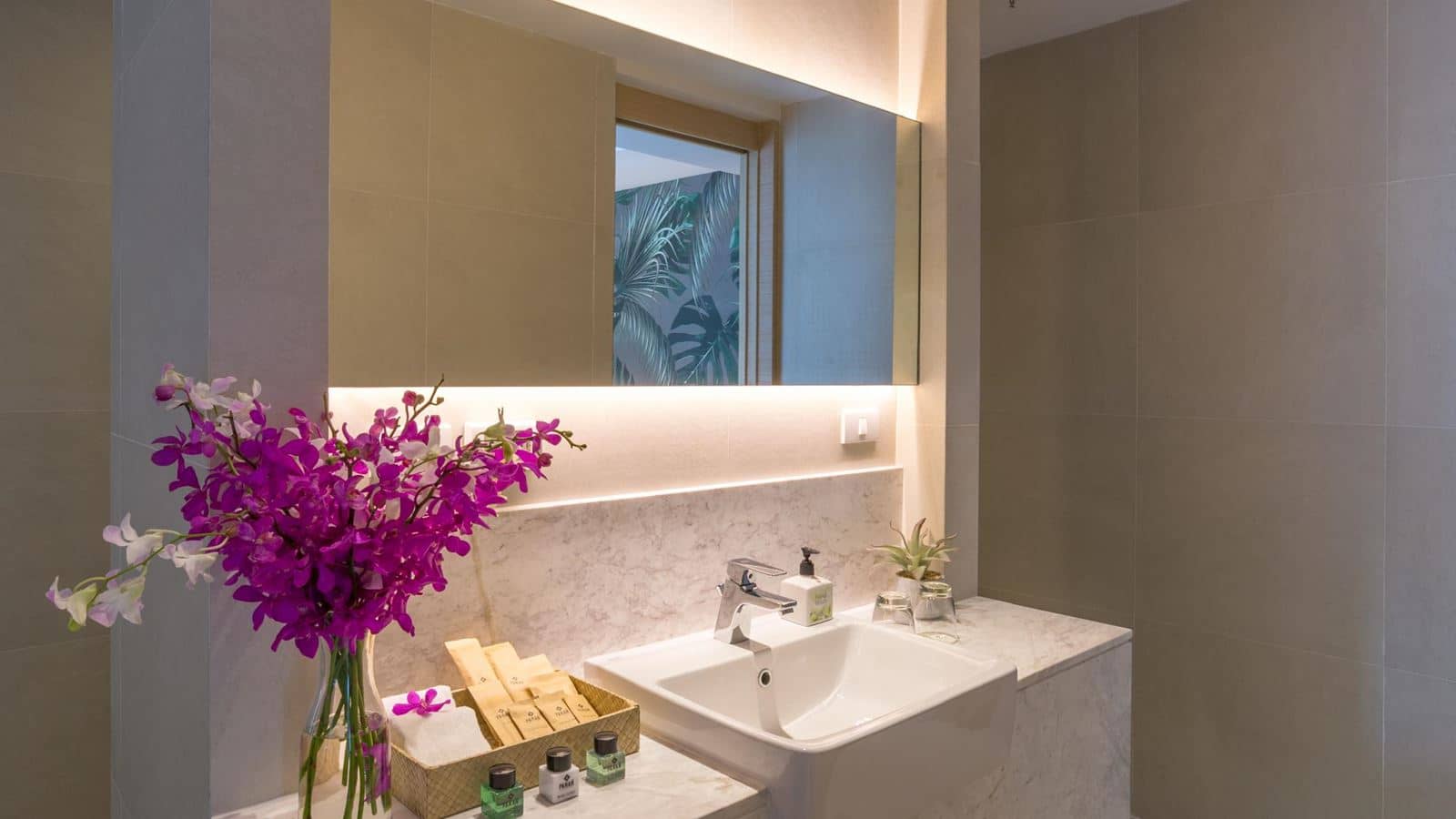 rooms-deluxe-premier-pool-view-room