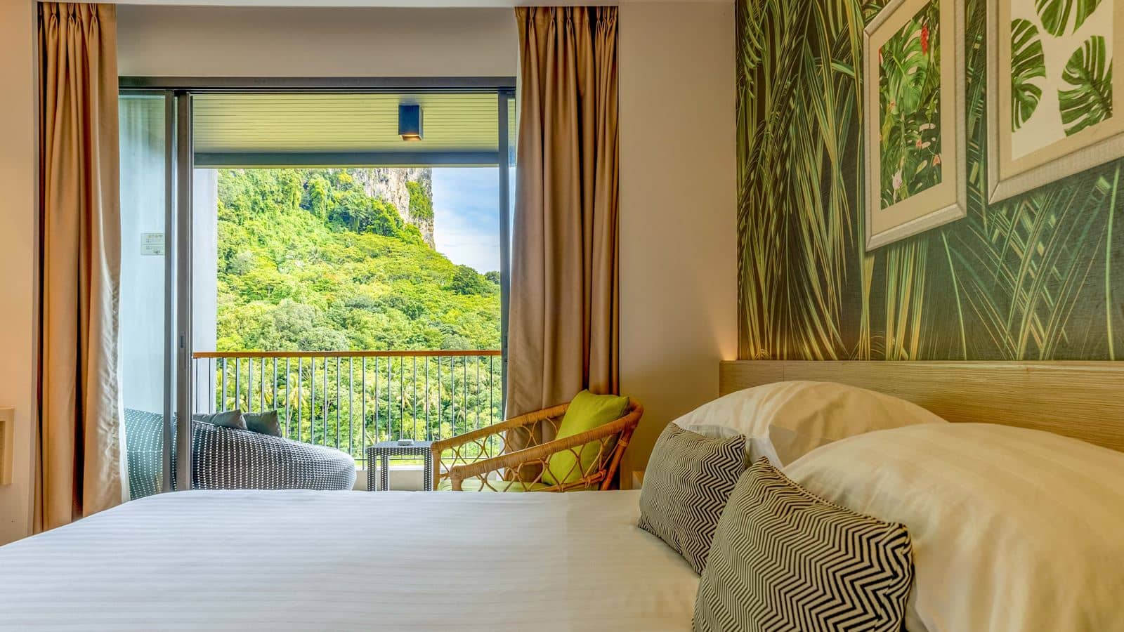 rooms-deluxe-seaview-room