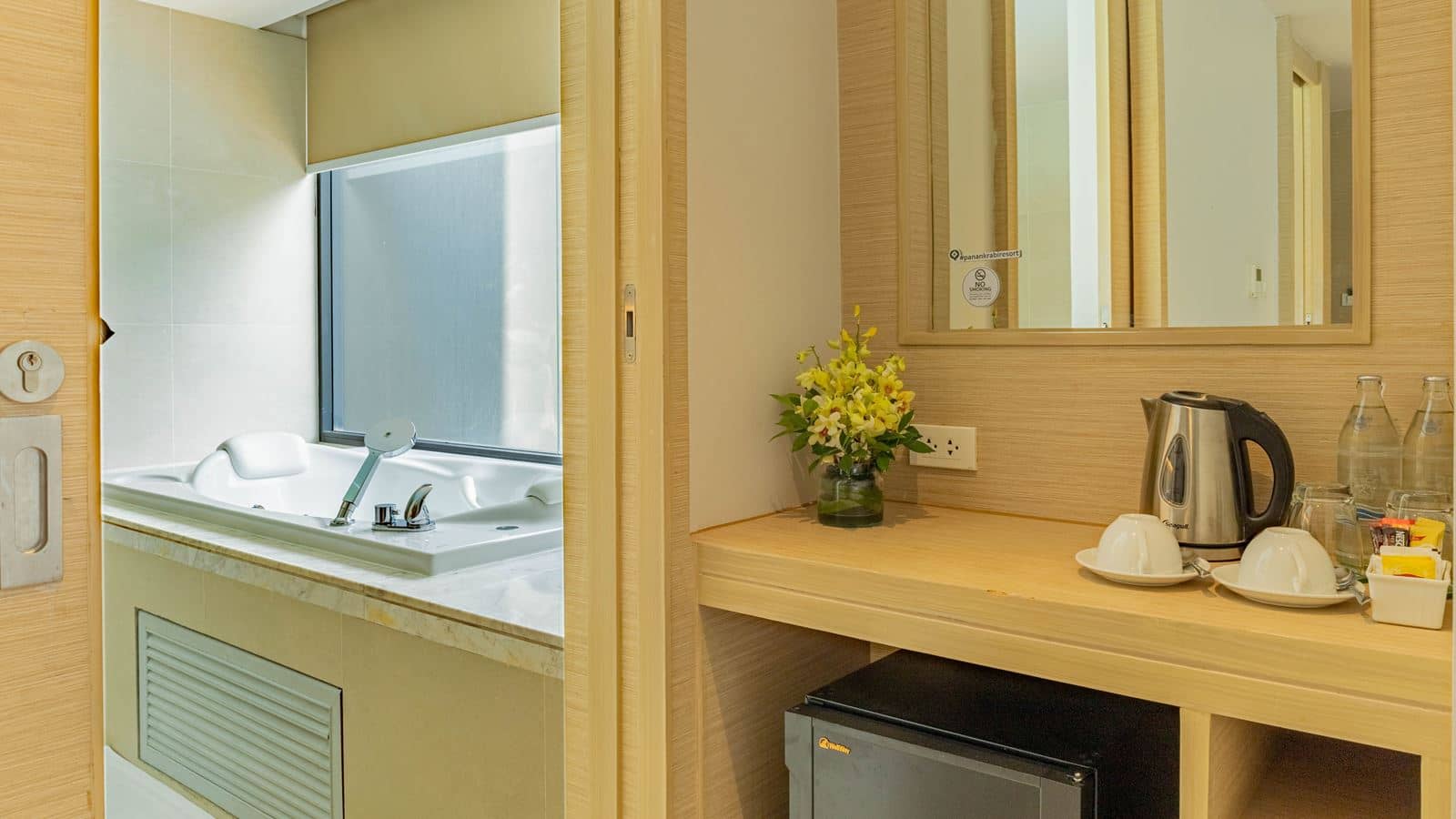rooms-deluxe-premier-pool-view-room
