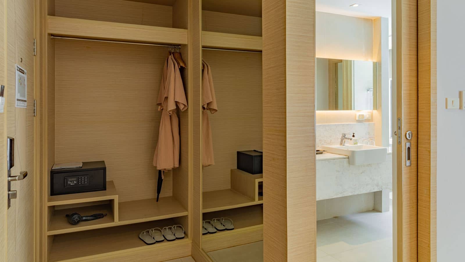 rooms-deluxe-premier-pool-view-room