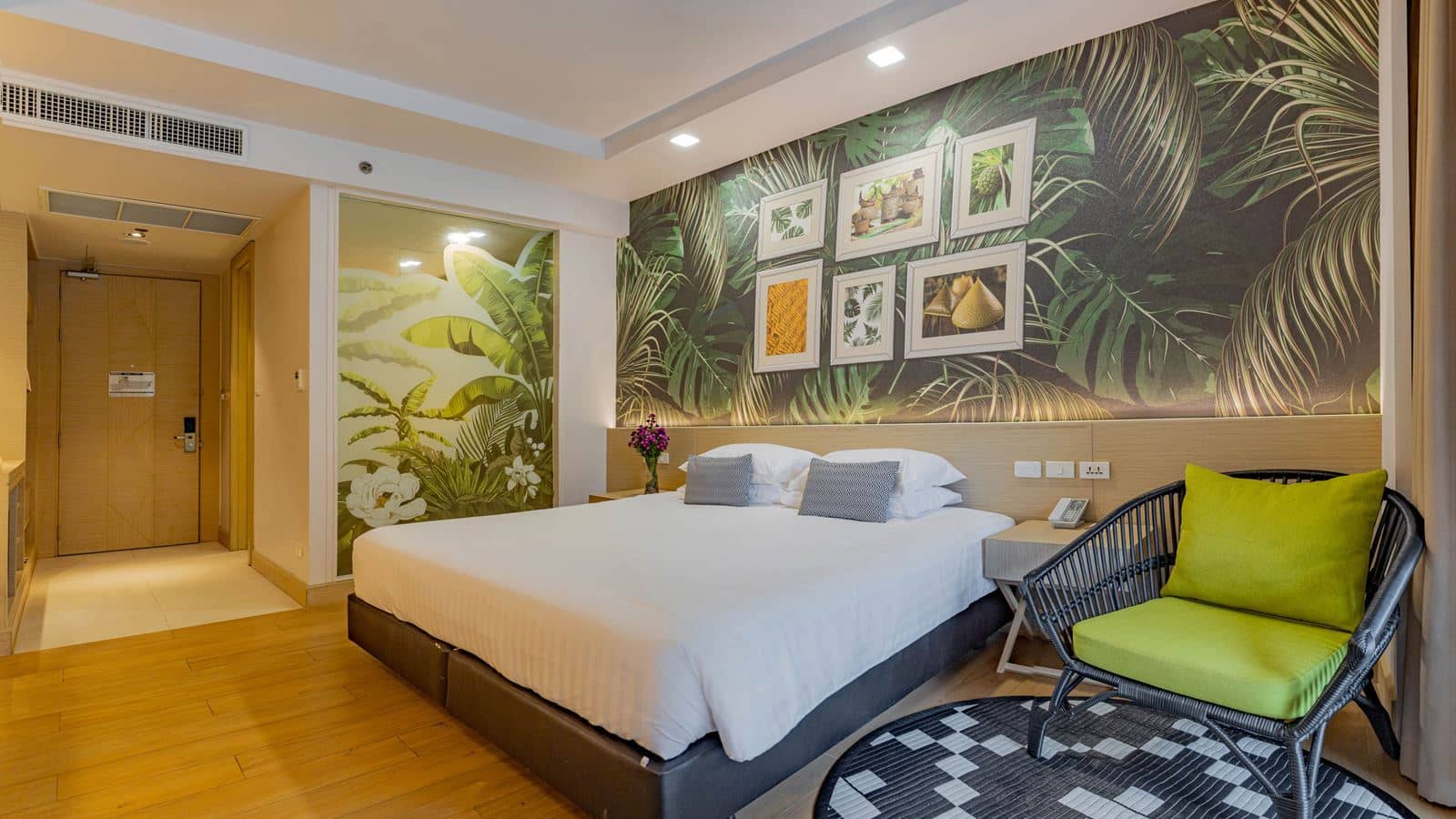 rooms-deluxe-private-outdoor-whirlpool