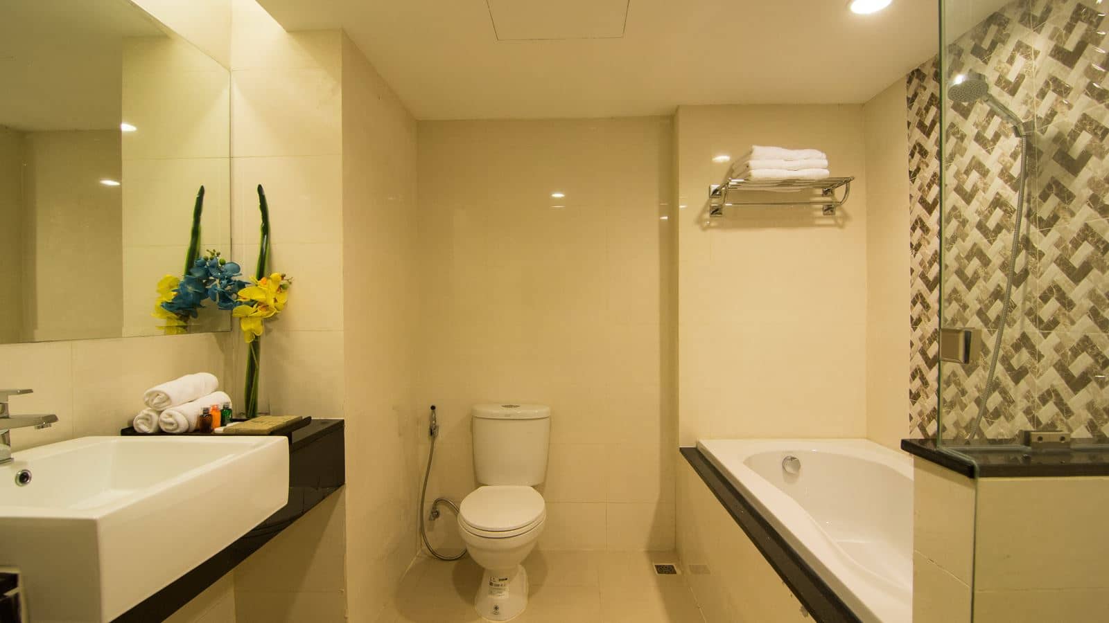 rooms-heritage-grand-triple-suite-side-seaview