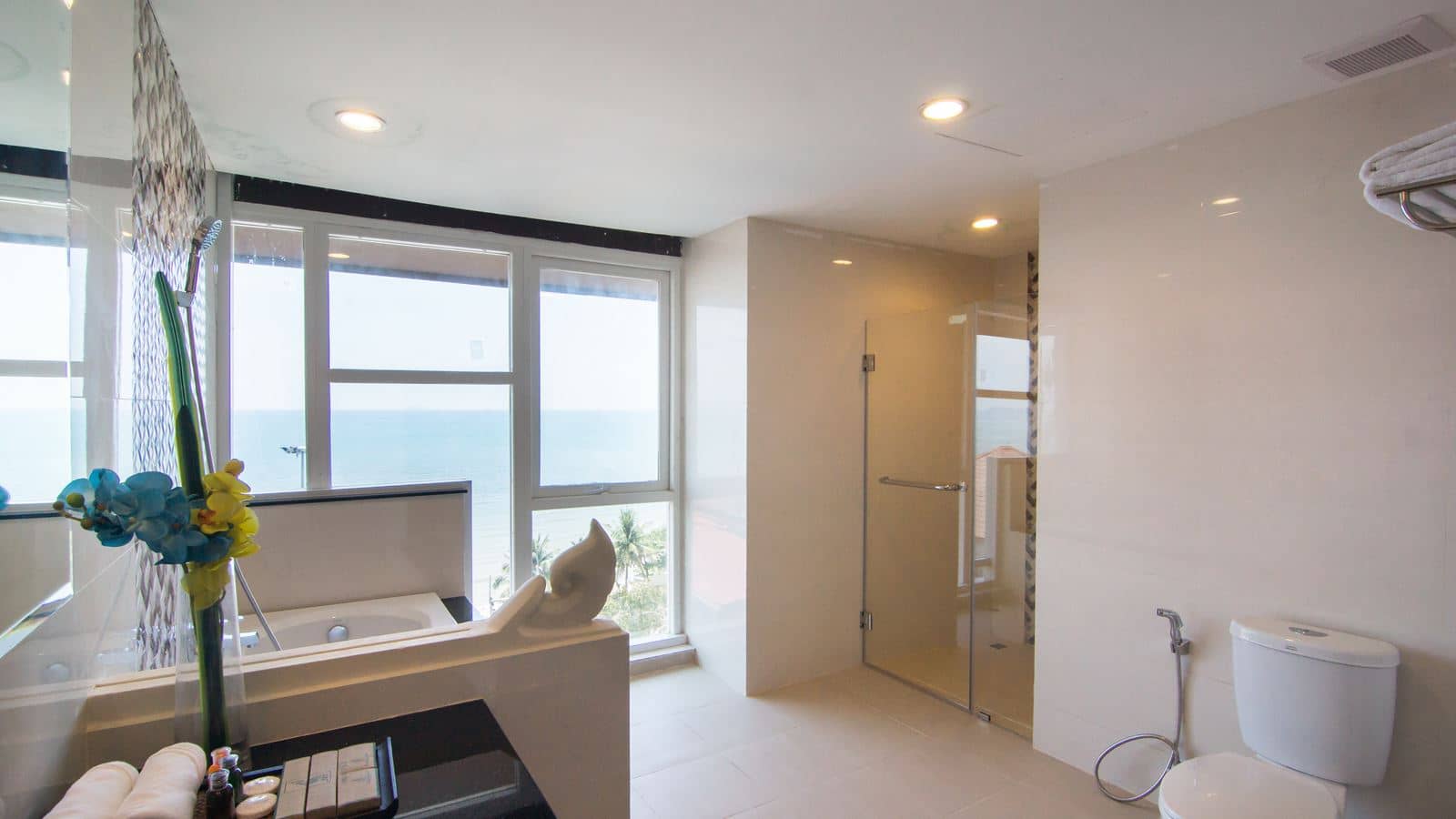 rooms-heritage-front-beach-suite
