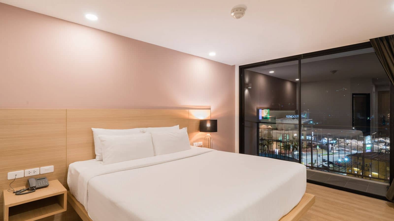 rooms-deluxe-king-bed